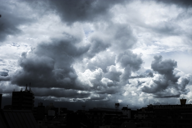 不穏な空